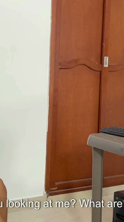 Büyük üvey erkek kardeşim beni izlerken ve büyük penisiyle beni sikerken ateşli videolar izleyerek mastürbasyon yapıyorum | Klip 1