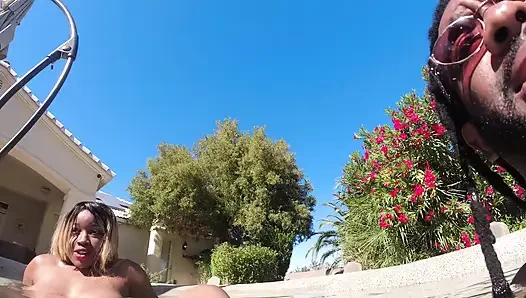 Aksi hot lesbian antar ras di kolam renang