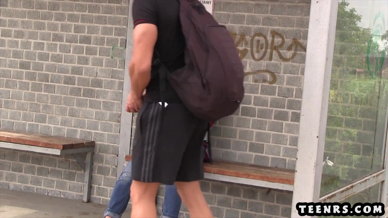 ローラースケート泥棒がディープスロートとファックで警察を脱出