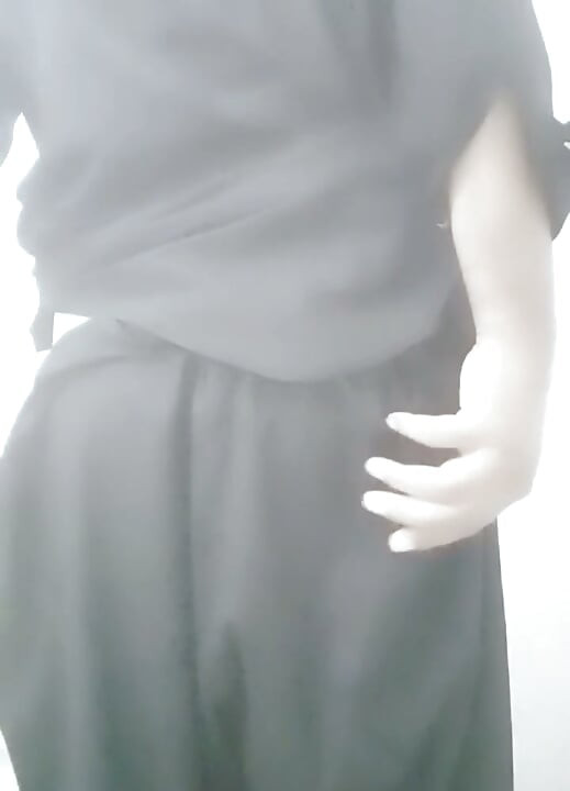 Pákistánský desi chlapec v šalwar kameez ukazuje svůj krásný zadek.