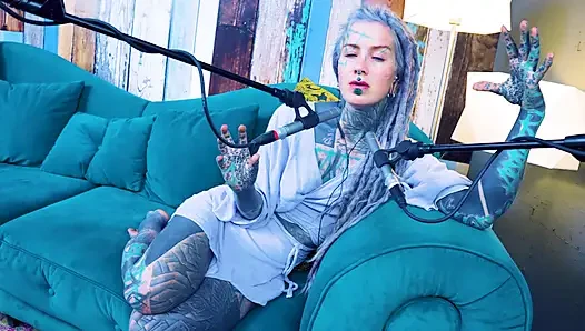 S hakkında konuşuyorum - utanç - asmr podcast sfw konuşuyor gotik sıska kız dreadlocks dövmeli model dövmeli kız