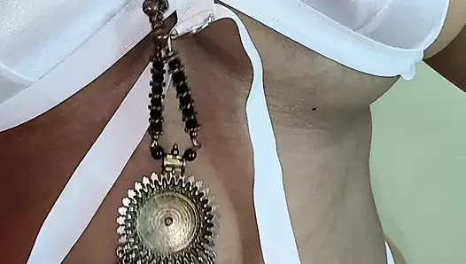 Hintli iri güzel evli kadın figürünü gösteriyor