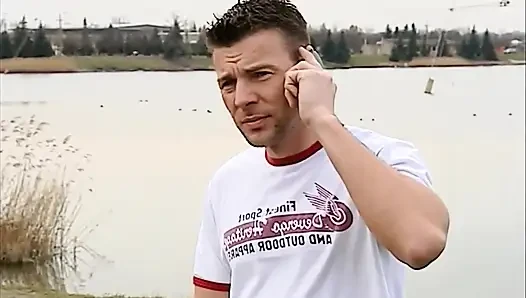 Çarpıcı esmer seksenli Amerikan nostaljik porno videosunda anal sikişiyor ve büyük sert bir yarağa biniyor