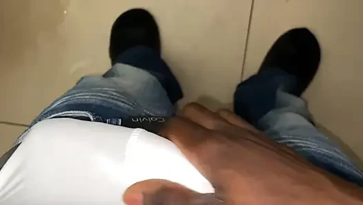 Haydut ofiste etini dövüyor