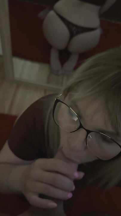 Fitness dívka saje trenéra, který se vystříká do zadku
