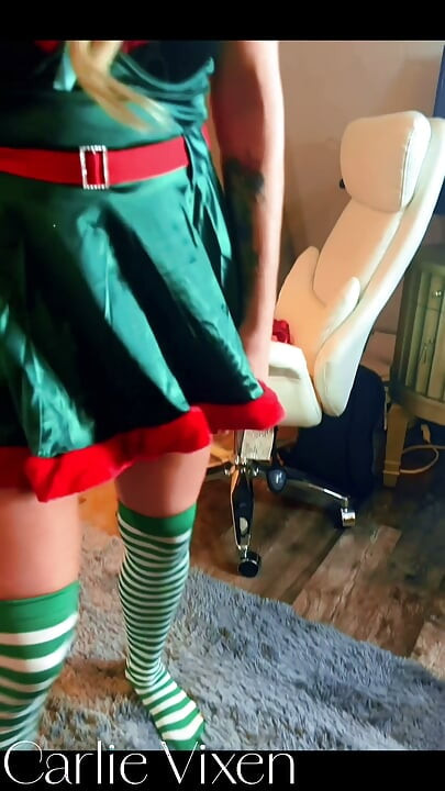4K Carlie Vixen 섹시한 녹색 엘프 밀프 장난감으로 보지를 뚫은 다음 흑인 대물 자지 엘프를 첫 얼굴로 빨아