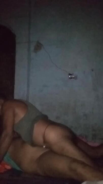 Bhabhi ne apni chut me mall under dalbaya