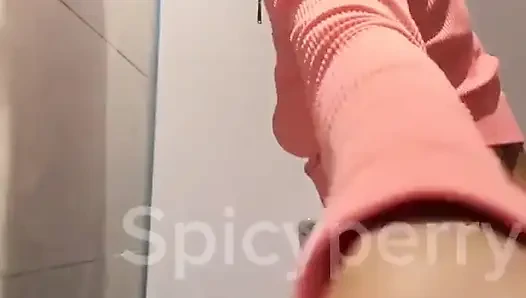 Heißes ebenholz-teen pinkelt in einer öffentlichen toilette