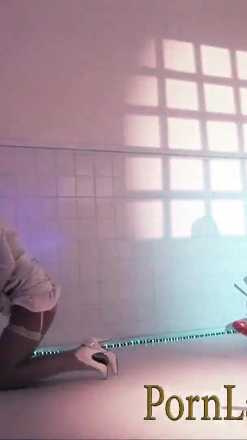 Verrückte blonde Schätzchen, von Ärzten und Dildos gefickt | Clip 2