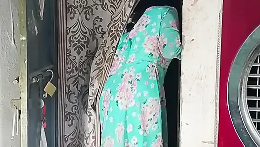 Pacar datang untuk bertemu pacar di malam hari dan kemudian mengalami kesulitan dengan video seksi desi audio Hindi