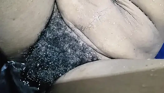 Yağmur yağıyor ev yapımı seks, ateşli evli kadın büyük amcık ve kıllı amcık yakın çekim