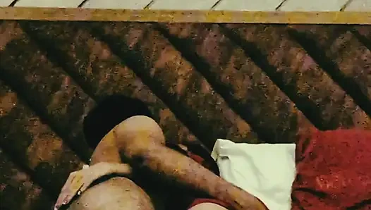 Betrügende ehefrau genießt im hotelzimmer mit freund