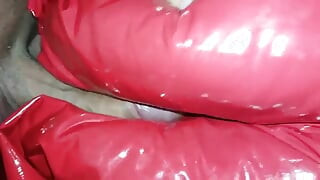 Un pantalon rouge brillant se fait baiser sans jouir