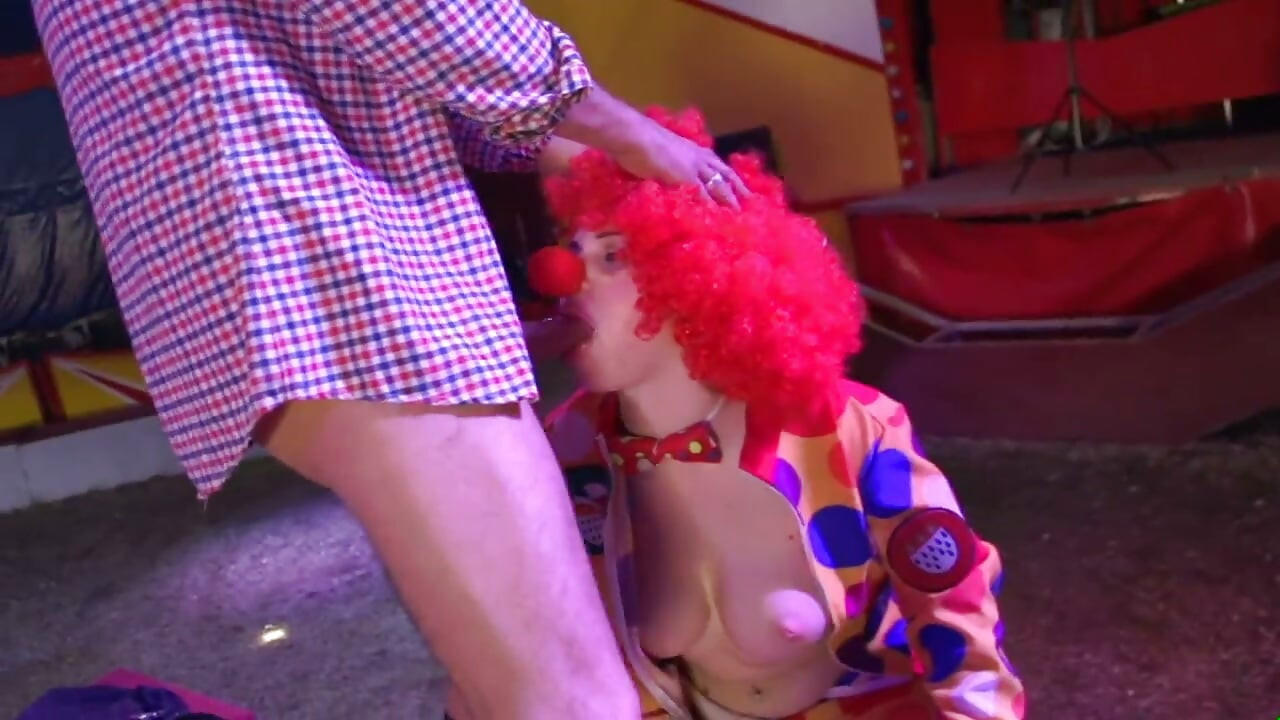 Sâni mari sexy futându-se în poziție de futut în public... la circ