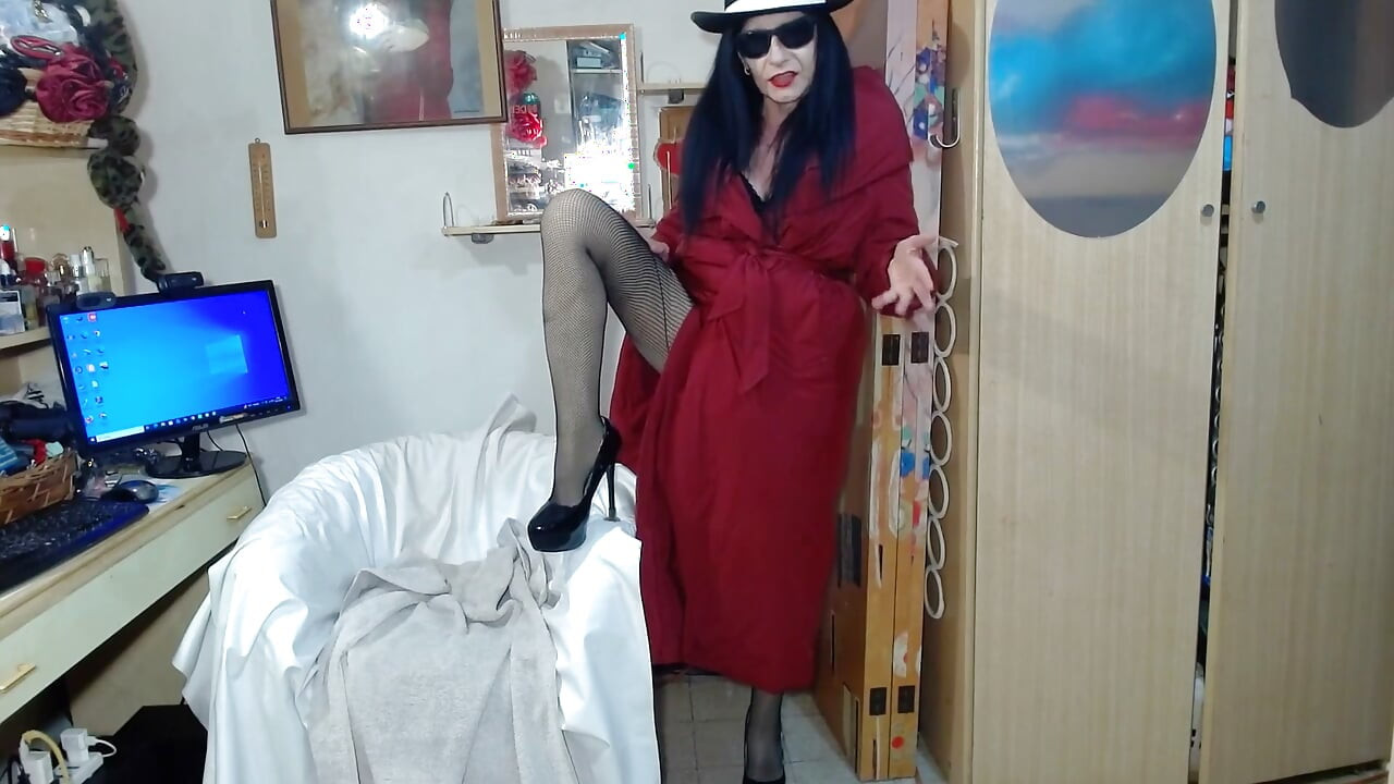 Zümrüt Swit Pigs'teki Web Queen burada