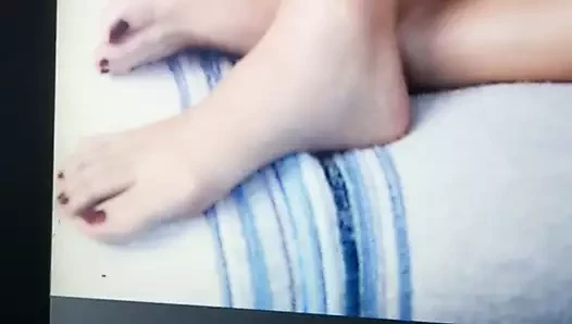 Elizabeth Olsen'in ayaklarına boşalıyor