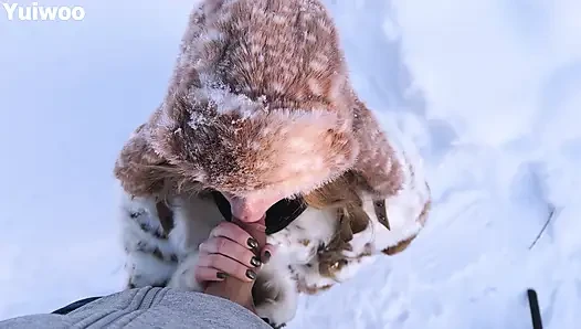-30c - ini sangat dingin, tapi gadis imut rusia pengen makan es krim di mulutnya