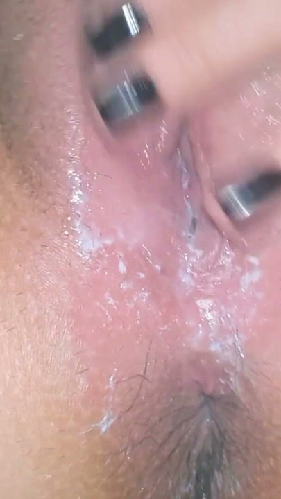 Karısı Porno İzlerken Krema Gibi Boşalıyor ve Sıkıyor | Bölüm 2
