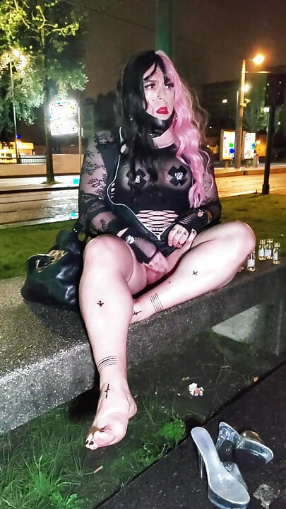 Joana Love Ts uống nước tiểu và xuất tinh nơi công cộng