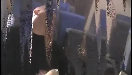 Şehvetli erkek delisi amcığını yalatıyor ve sonra derin anal sikişiyor