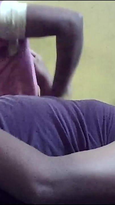 Trenutak koji morate vidjeti iz "Indijske seoske kućanice s velikim sisama se ljube"