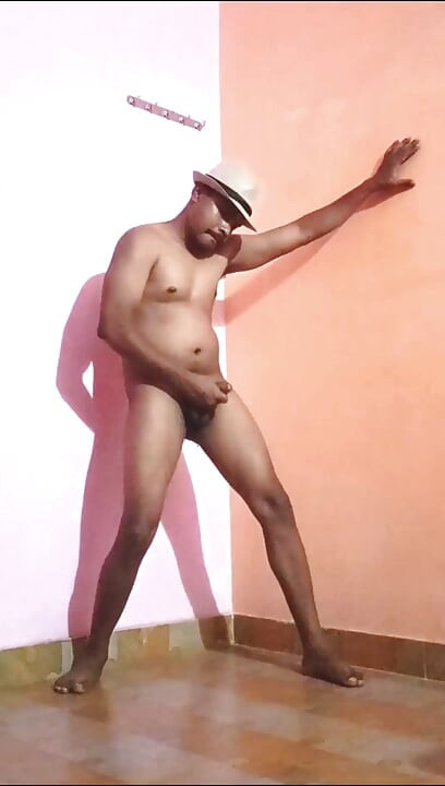 Dançando pelada e se masturbando