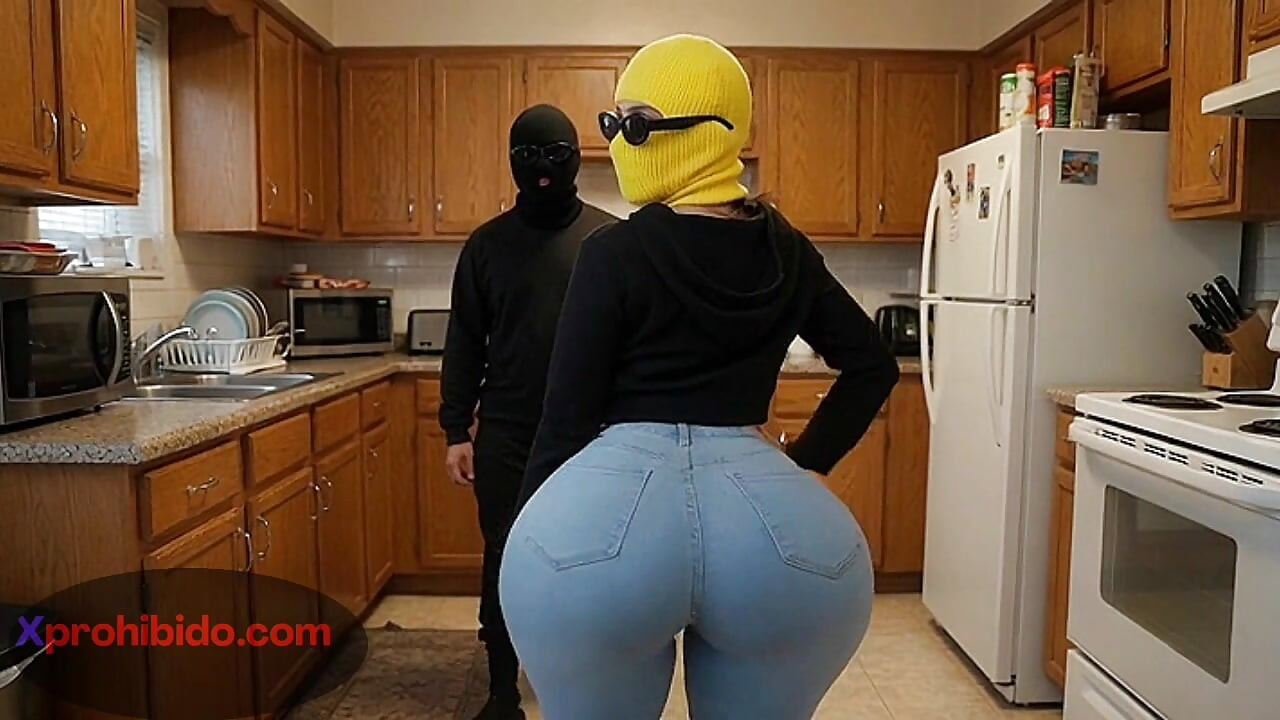 خواهر زن سکسی من در اتاق خواب Twerk می کند