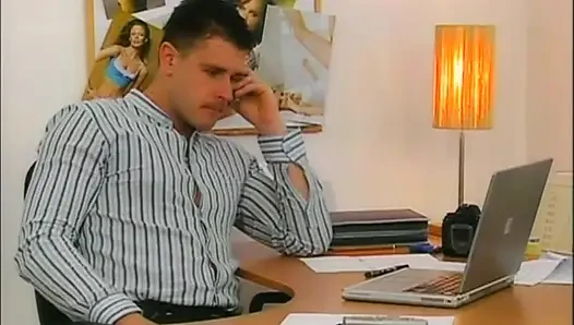 Blondes mädchen zeigt ihre nasse und enge muschi