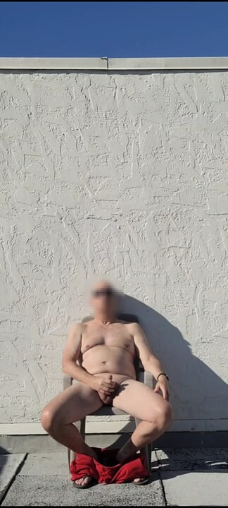 ผู้ชอบโชว์ช่วยตัวเองลูบตัวเองบนดาดฟ้าของเพื่อน