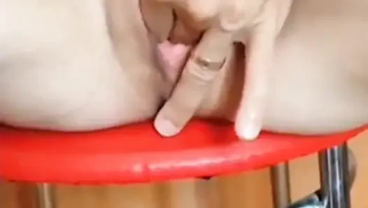 Masturbasi solo dengan istri mungil dewasa