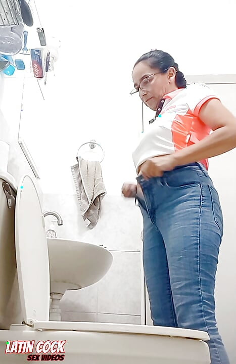 PRETTY MATURE WOMAN WITH A HAIRY PUSSY FARTING IN THE BATHROOM