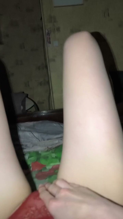 Me acaricio suavemente. Un poco de erotismo.