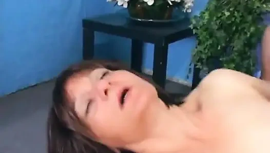 Милфу-брюнетку жестко трахнули в любительском видео