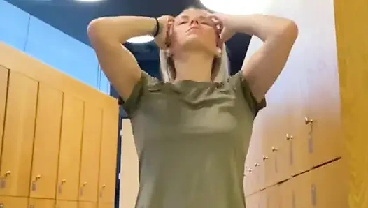 Ich nehme dich mit in die Umkleidekabine des Fitnessstudios mit mir Schreiben Sie in die Kommentare, wenn Sie möchten
