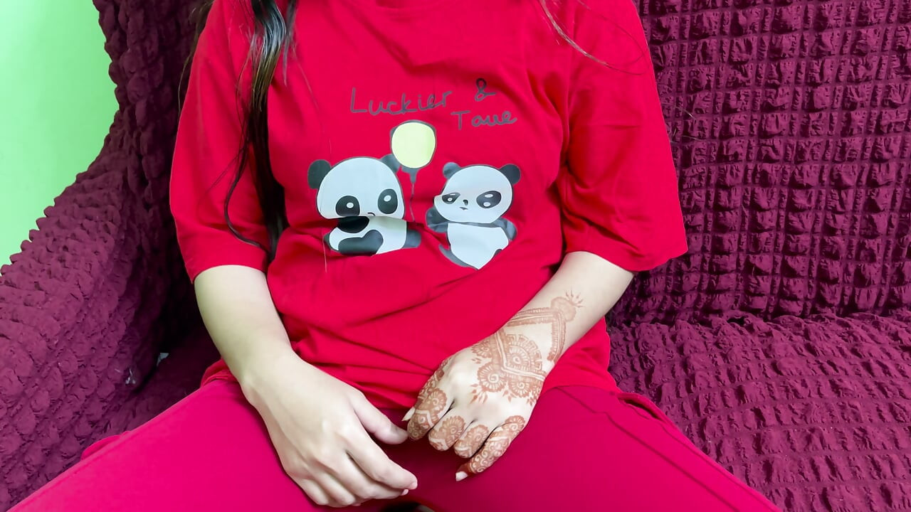 Seksi Hintli üvey kız kardeşim benimle sikiştiği için çok mutlu oluyor