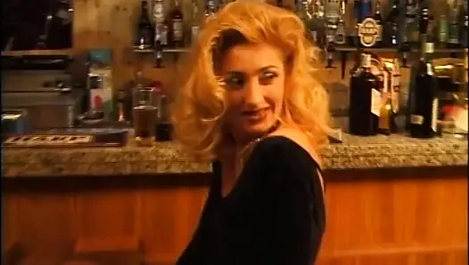 Чудесную горячую милфу с волосатой киской трахнули и камшот на большие сиськи от винтажного члена