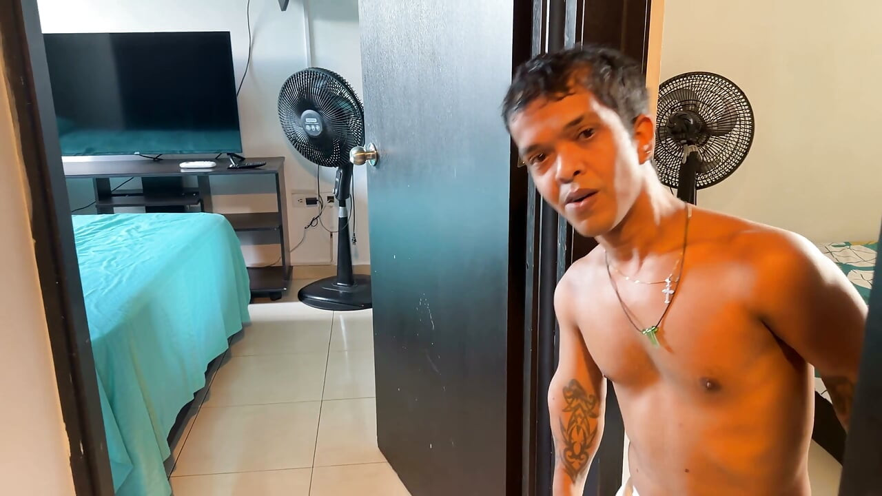 القزم الصغير كوليون يمنح أختها الشقراء علاقة صباح الخير القاسية، ينتهي الجنس الصباحي بإباحية منزلية الصنع
