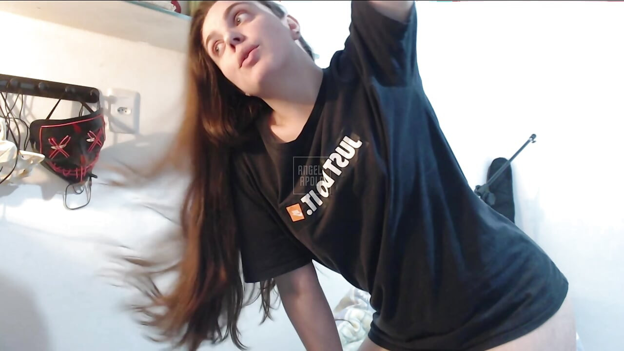 Blonde Big Ass Dancing in the Room on Live