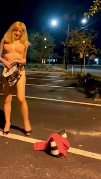 Openbare Paulina naakt en masturbeert in het openbaar buiten op de parkeerplaats