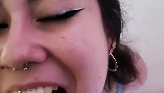 Gadis hot ini lagi asik nyepong kontolku sampai aku crot di mulutnya