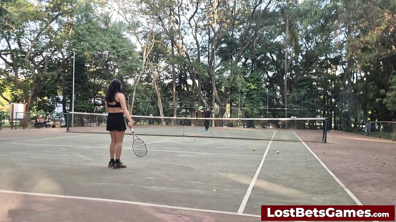 Enten und Igor nehmen ihr Strip-Tennis-Spiel draußen