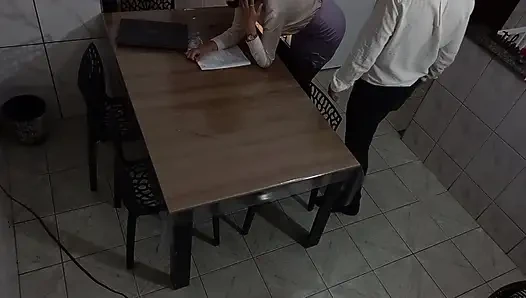 Задницу секретаршу трахают в зале совещаний.