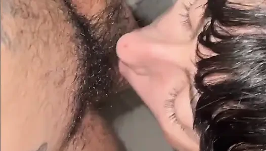 Üvey kız kardeş sakso çekiyor, başka bir şeyle bitiyor..