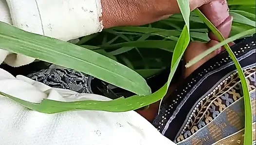 Khet mein badi bhabhi brother-in-law ji I want to suck your cock Kasu bhabhi drink the water of my lode no one in the field
