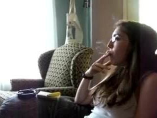 Elizabeth Douglas, 18 anos, aprendendo a fumar, emagrece Virgínia