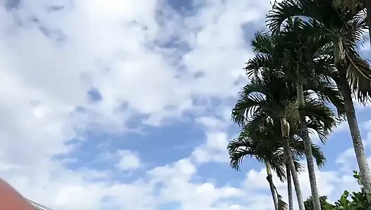 Kelsi настоящий ангел и хочет трахнуть меня в моем бассейне, мне нравится, как эта белая девушка с большой шикарной задницей принимает мой большой хуй в ее тугую киску