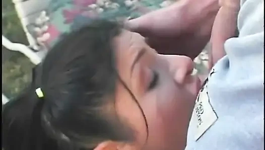 Ateşli genç kız açık havada sikiliyor ve yüzüne boşalıyor