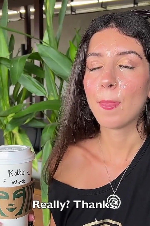 Crazy Cumwalk i Starbucks - Blowjob på offentlig toalett, drikker kaffe med sæd