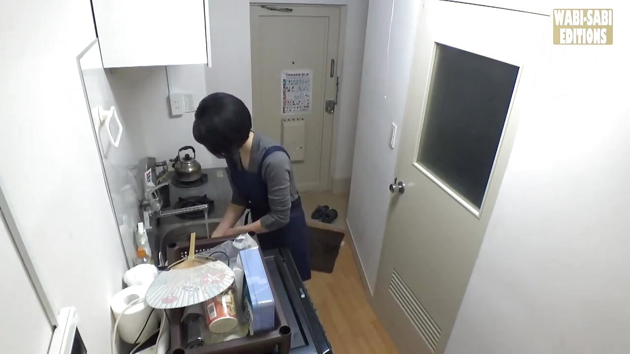 邻居女士把我的房间当成她的私人娱乐点