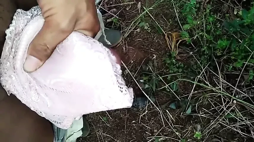 Ngocok bh croot di hutan